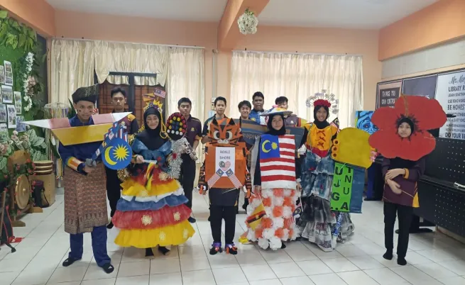 Pertunjukan kostum Bulan Kemerdekaan