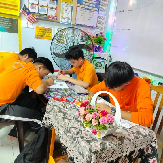 Menghias bakul bunga dalam kelas