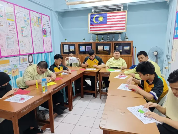 Aktiviti mewarna dalam kelas