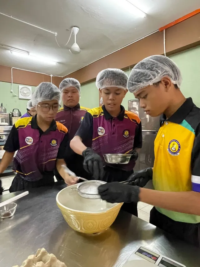 Menyediakan bahan masakan di dapur