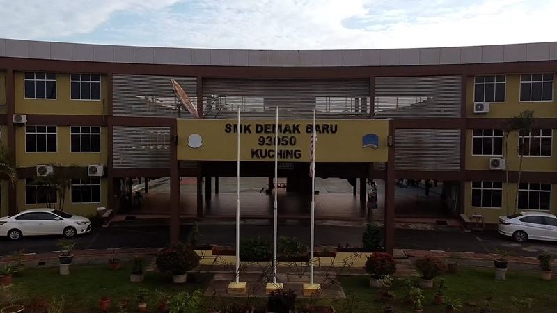 Papan tanda SMK Demak Baru di bangunan utama sekolah