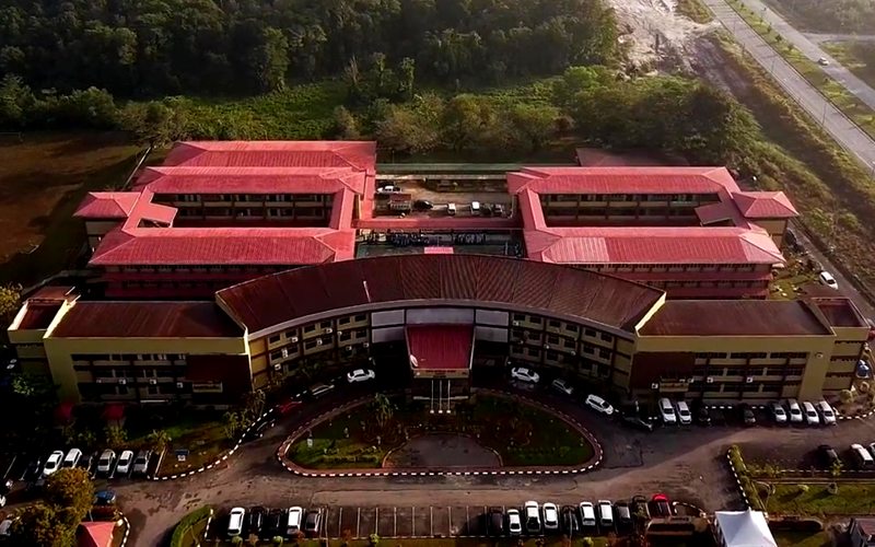 Pandangan udara seluruh kampus SMK Demak Baru dari hadapan